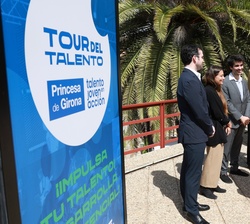Su Majestad la Reina conversa con Xabier Anduaga, Gemma Blasco, César Dezfuli y Juan Pérez, candidatos finalistas al Premio Princesa de Girona Arte 20