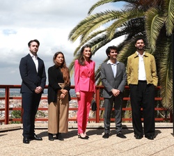 Su Majestad la Reina con Xabier Anduaga, Gemma Blasco, César Dezfuli y Juan Pérez, candidatos finalistas al Premio Princesa de Girona Arte 2026