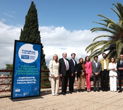 Su Majestad la Reina con las autoridasdes y Xabier Anduaga, Gemma Blasco, César Dezfuli y Juan Pérez, candidatos finalistas al Premio Princesa de Giro