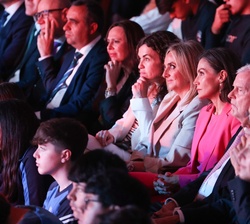 Su Majestad la Reina durante la proyeccción de un video en el acto de proclamación del Premio Princesa de Girona “Arte 2026”