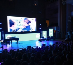 Vista general del auditorio Manuel de Falla de Granada durante la proyeccción de un video en el acto de proclamación del Premio Princesa de Girona Art