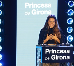 Gemma Blasco, ganadora del Premio Princesa de Girona Arte 2026, durante sus palabras de agradecimiento