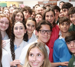 Su Majestad durante su encuentro de con los jóvenes asistentes