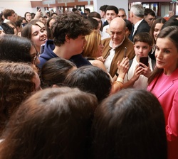 Su Majestad durante su encuentro de con los jóvenes asistentes