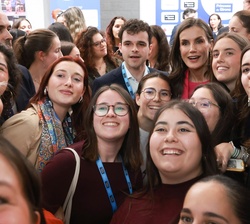 Su Majestad durante su encuentro de con los jóvenes asistentes