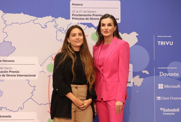Su Majestad la Reina con Gemma Blasco, ganadora del Premio Princesa de Girona Arte 2026