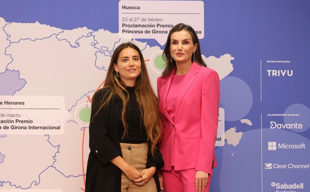 Su Majestad la Reina con Gemma Blasco, ganadora del Premio Princesa de Girona Arte 2026