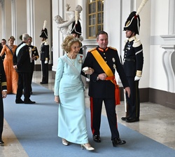 La Reina Doña Sofía y el Gran Duque Guillermo de Luxemburgo llegan a la cena de gala en el Salón de Estado del Palacio Real de Estocolmo durante las c