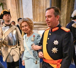 Doña Sofía y el Gran Duque Guillermo de Luxemburgo llegan a la cena de gala en el Salón de Estado del Palacio Real de Estocolmo