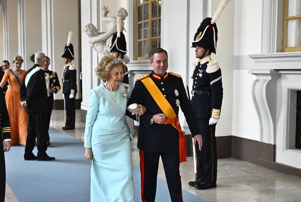 La Reina Doña Sofía y el Gran Duque Guillermo de Luxemburgo llegan a la cena de gala en el Salón de Estado del Palacio Real de Estocolmo durante las c