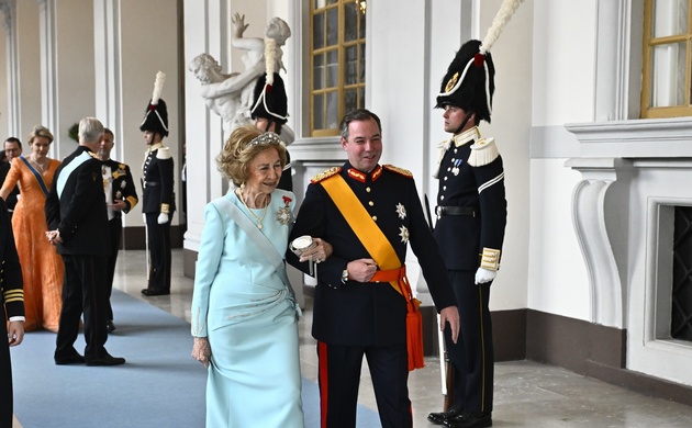 La Reina Doña Sofía y el Gran Duque Guillermo de Luxemburgo llegan a la cena de gala en el Salón de Estado del Palacio Real de Estocolmo durante las c