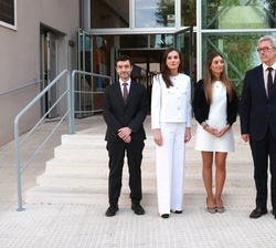 A su llegada, la Reina fue recibida por el ministro de Derechos Sociales, Consumo y Agenda 2030, Pablo Bustinduy; la directora general de la Fundación