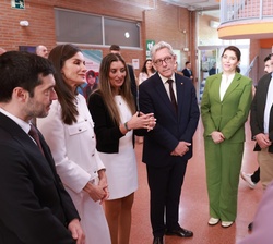 Tras su llegada, la Reina conversa con las autoridades