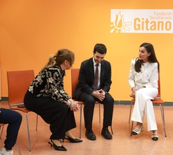 Doña Letizia conversa con las mujeres participantes en el diálogo