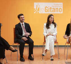 La Reina durante el encuentro con mujeres gitanas