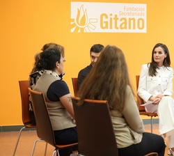 Su Majestad la Reina durante el desarrollo del diálogo