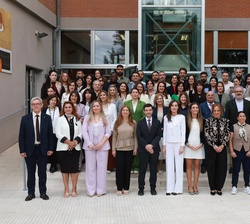 Su Majestad la Reina con trabajadores, beneficiarios y responsables de la entidad