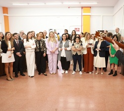 La Reina durante la interpretación musical