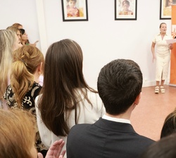 Interpretación musical de la canción “Sin Miedo a la Libertad”, a cargo de Sonia Cortés, acompañada a la guitarra por Basilio Escámez, amb