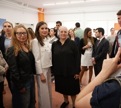 Doña Letizia con los asistentes al acto