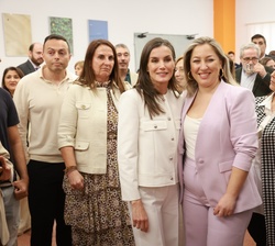 Doña Letizia con las participantes en el diálogo