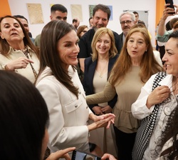 La Reina conversa con las mujeres gitanas participantes en el diálogo