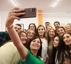 Selfie de Doña Letizia con las mujeres gitanas participantes en el diálogo