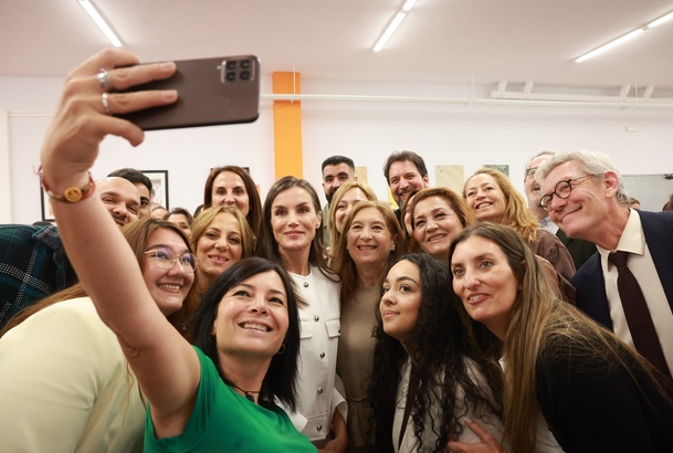 Selfie de Doña Letizia con las mujeres gitanas participantes en el diálogo