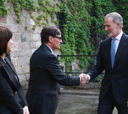 Sus Majestades los Reyes recibidos a su llegada al Museo Marítimo de Barcelona por el presidente de la Generalitat de Cataluña, Salvador Illa