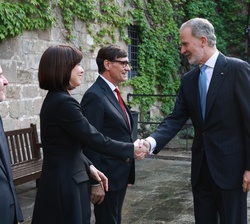 Sus Majestades los Reyes recibidos a su llegada al Museo Marítimo de Barcelona por la ministra de Ciencia, Innovación y Universidades, Diana Morant