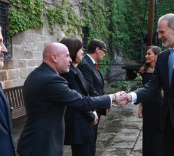Sus Majestades los Reyes recibidos a su llegada al Museo Marítimo de Barcelona por el Delegado del gobierno en la Comunidad Autónoma de Cataluña, Carl