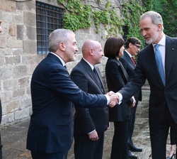 Sus Majestades los Reyes recibidos a su llegada al Museo Marítimo de Barcelona por el alcalde de Barcelona ,Jaume Collboni