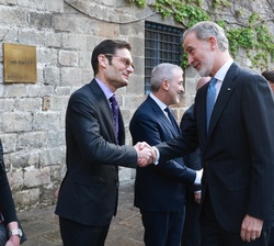 Sus Majestades los Reyes recibidos a su llegada al Museo Marítimo de Barcelona por el presidente del Grupo PRISA, Joseph Oughourlian