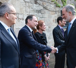 Sus Majestades los Reyes recibidos a su llegada al Museo Marítimo de Barcelona por la consejera delegada del Grupo PRISA Media, Pilar Gil; el vicepres