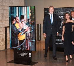 Sus Majestades los Reyes visitan la exposición fotográfica del 50 aniversario