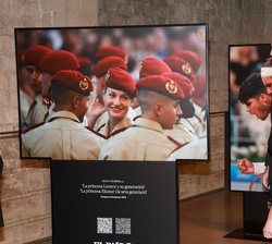 Sus Majestades los Reyes durante su recorrido por la exposición fotográfica del 50 aniversario
