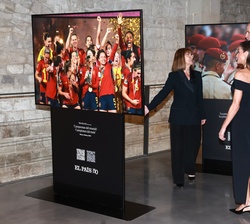Sus Majestades los Reyes durante la visita a la exposición “Momentos”