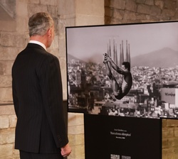 Sus Majestades los Reyes observan una de las fotografías de la exposición