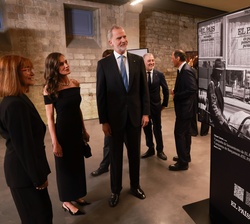 Sus Majestades los Reyes recorren la exposición de fotografías