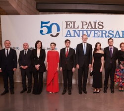 Sus Majestades los Reyes con las autoridades y los representantes del Grupo PRISA