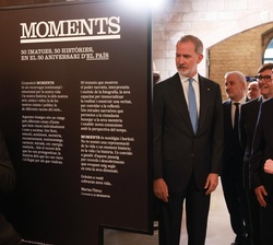 Sus Majestades los Reyes durante la visita a la exposición “Momentos”