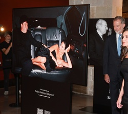 Sus Majestades los Reyes recorren la exposición fotográfica del 50 aniversario