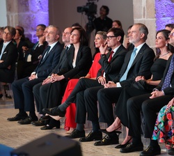 Sus Majestades los Reyes durante la proyección audiovisual con motivo del 50 aniversario de El País