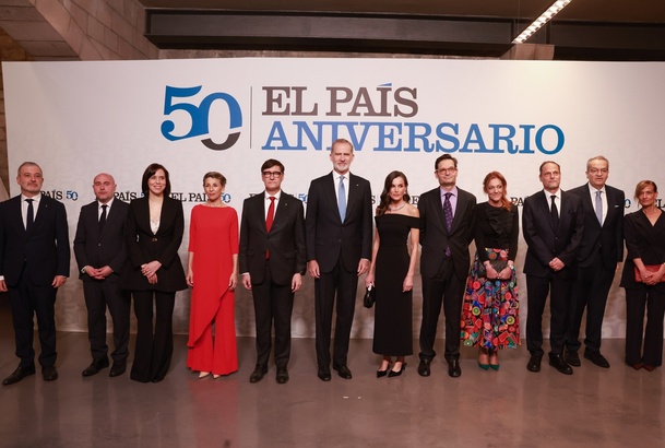 Sus Majestades los Reyes con las autoridades y los representantes del Grupo PRISA