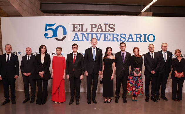 Sus Majestades los Reyes con las autoridades y los representantes del Grupo PRISA