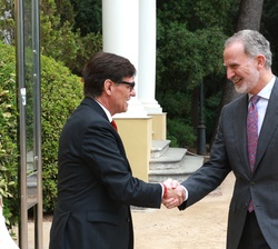 Su Majestad el Rey recibe el saludo del presidente de la Generalitat de Cataluña, Salvador Illa, a su llegada al Palacio Real de Pedralbes