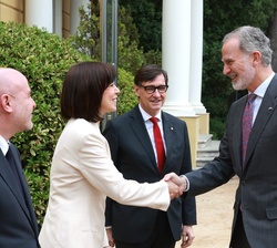 Su Majestad el Rey recibe el saludo de la ministra de Ciencia, Innovación y Universidades, Diana Morant, a su llegada al Palacio Real de Pedralbes