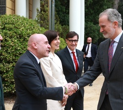 Su Majestad el Rey recibe el saludo del Delegado del gobierno en la Comunidad Autónoma de Cataluña, Carlos Prieto, a su llegada al Palacio Real de Ped