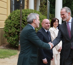 Su Majestad el Rey recibe el saludo del alcalde de Barcelona ,Jaume Collboni, a su llegada al Palacio Real de Pedralbes