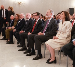 Su Majestad el Rey con las autoridades asistentes a la entrega de los Premios Nacionales de Investigación 2025